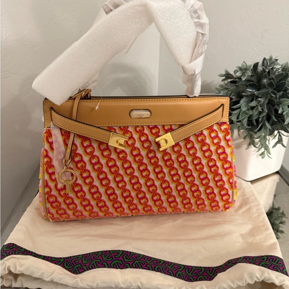 Tory Burch Lee Radziwill Petite velvet handbag
Never worn, with tag
Pink, Velvet - Picture 2 of 9